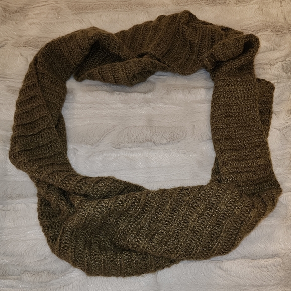 *Beautiful Women's Olive Green Infinity Scarf* - Picture 1 of 3